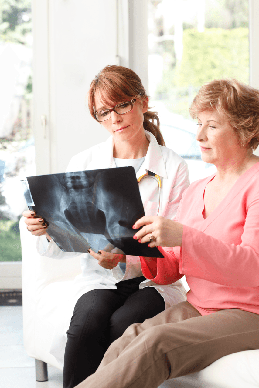 Un professionnel de santé accédant en toute sécurité aux images médicales d’un patient via la plateforme centralisée d’Agora Care.